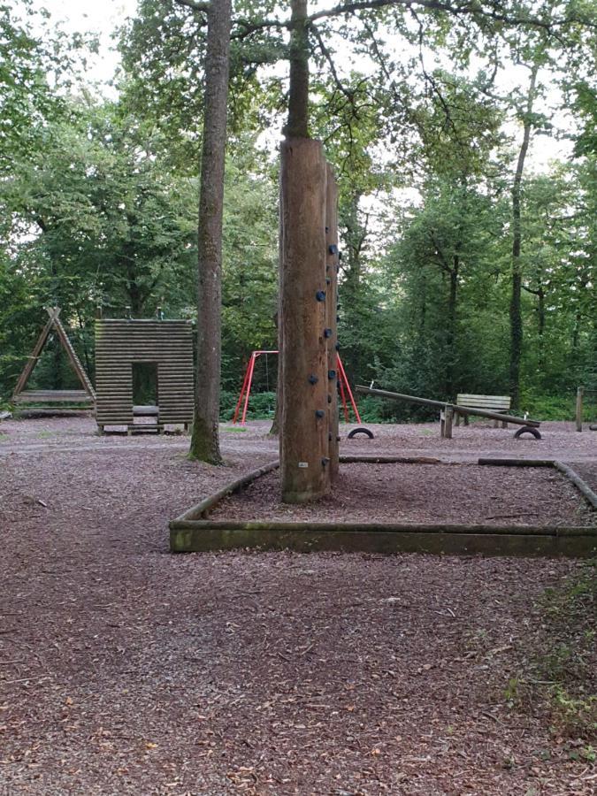 Boshuisje Durbuy Met Zwembad Op Het Park 外观 照片
